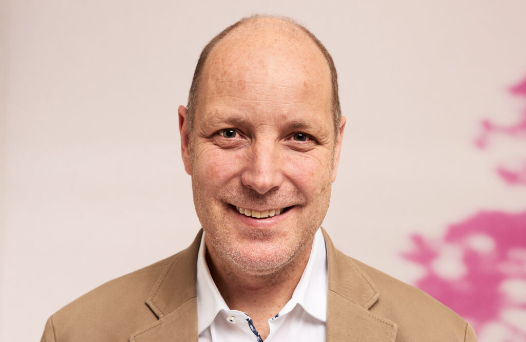 Der Grünen-Politiker David Galeuchet trägt ein weisss Hemd und ein braunes Jackett.