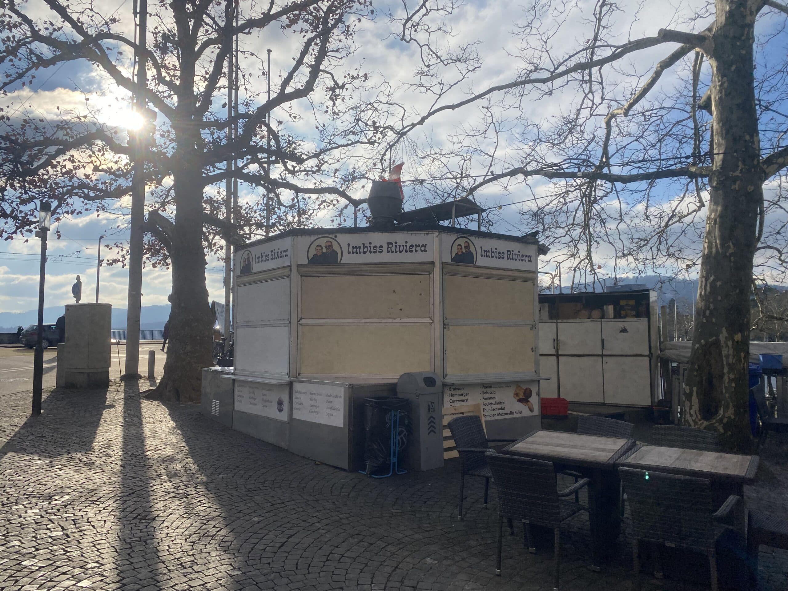Das Bild zeigt die Gesamtansicht des Riviera-Imbisses am Bellevue mit den Sitzgelegenheiten.