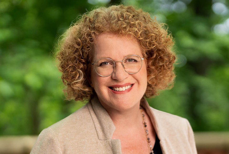 Die FDP-Kantonsrätin Sonja Rueff-Frenkel lächelt in die Kamera. Sie hat lockige Haare und trägt eine Brille.