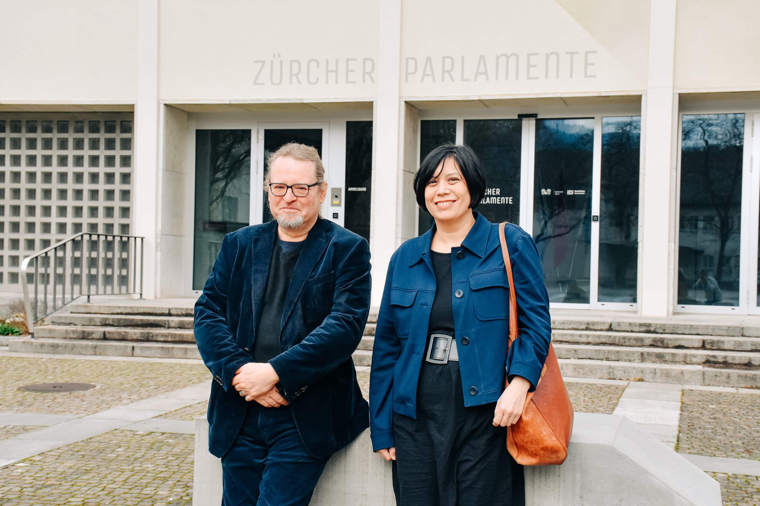 Markus Kunz (Grüne) und Min Li Marti (SP) posieren vor dem Rathaus Hard im Kreis 4.