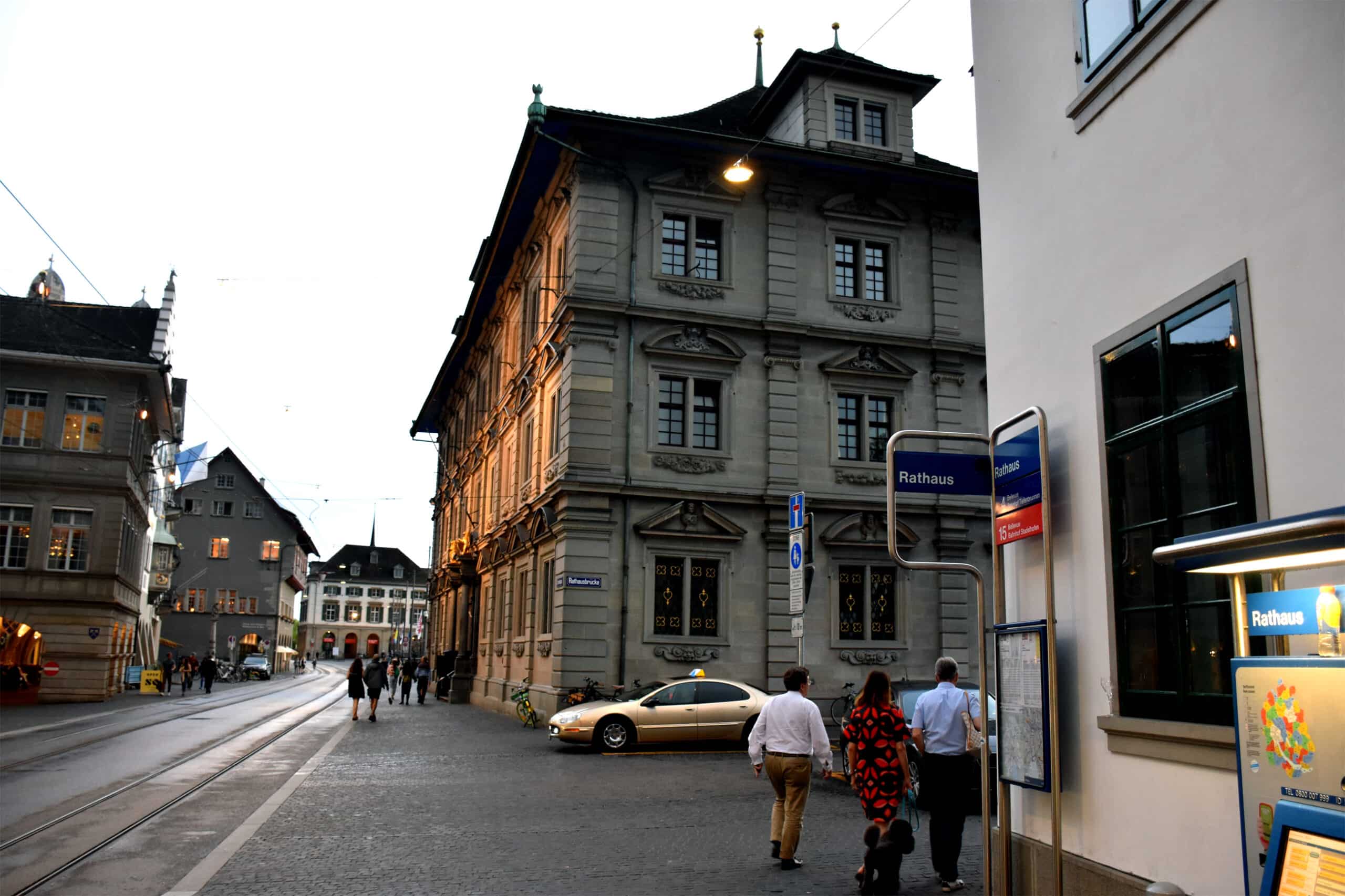 Zu sehen ist das historische Rathaus am Limmatquai.