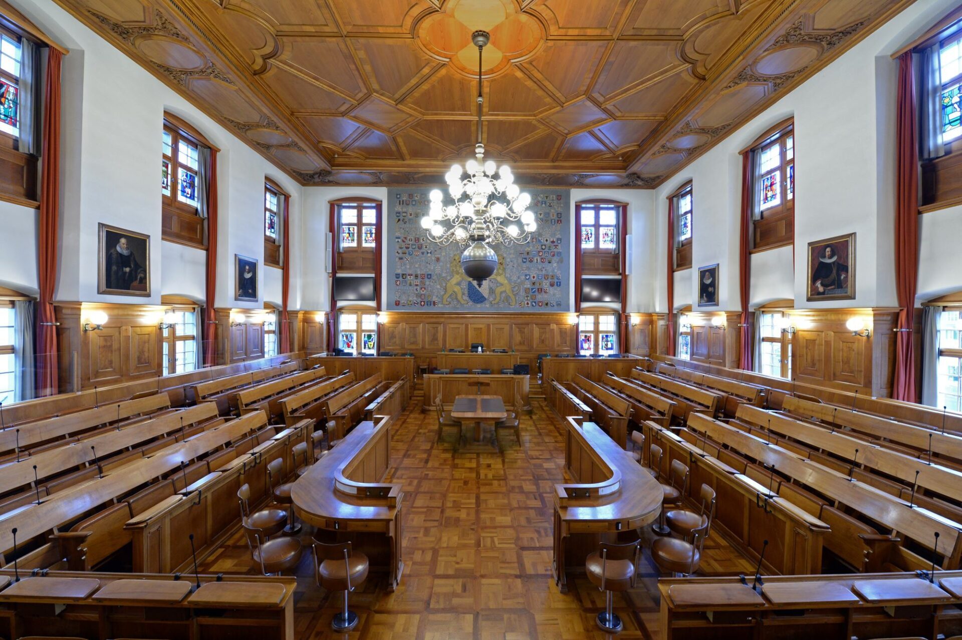 Zu sehen ist das historische Ratshaus von innen mit dem eigentlichen Ratssaal.