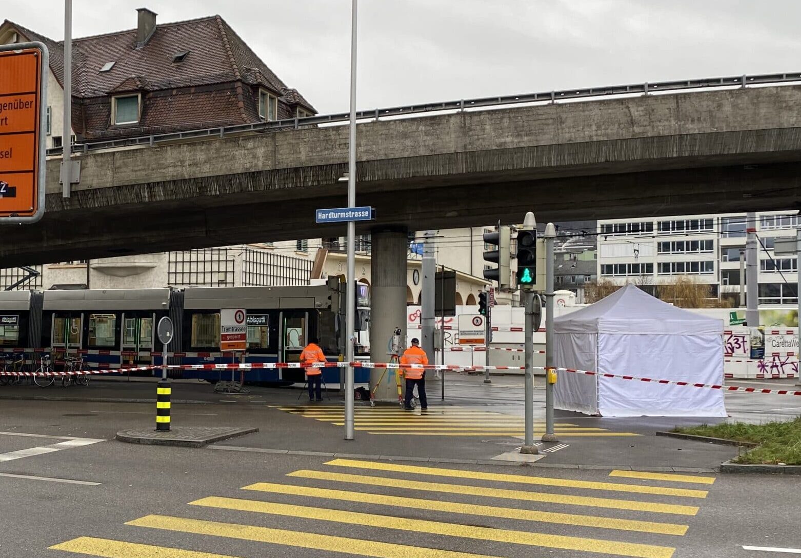 Auf dem Bild sieht man die Unfallstelle am Escher Wyss-Platz mit einem aufgestellt weissen Zelt.