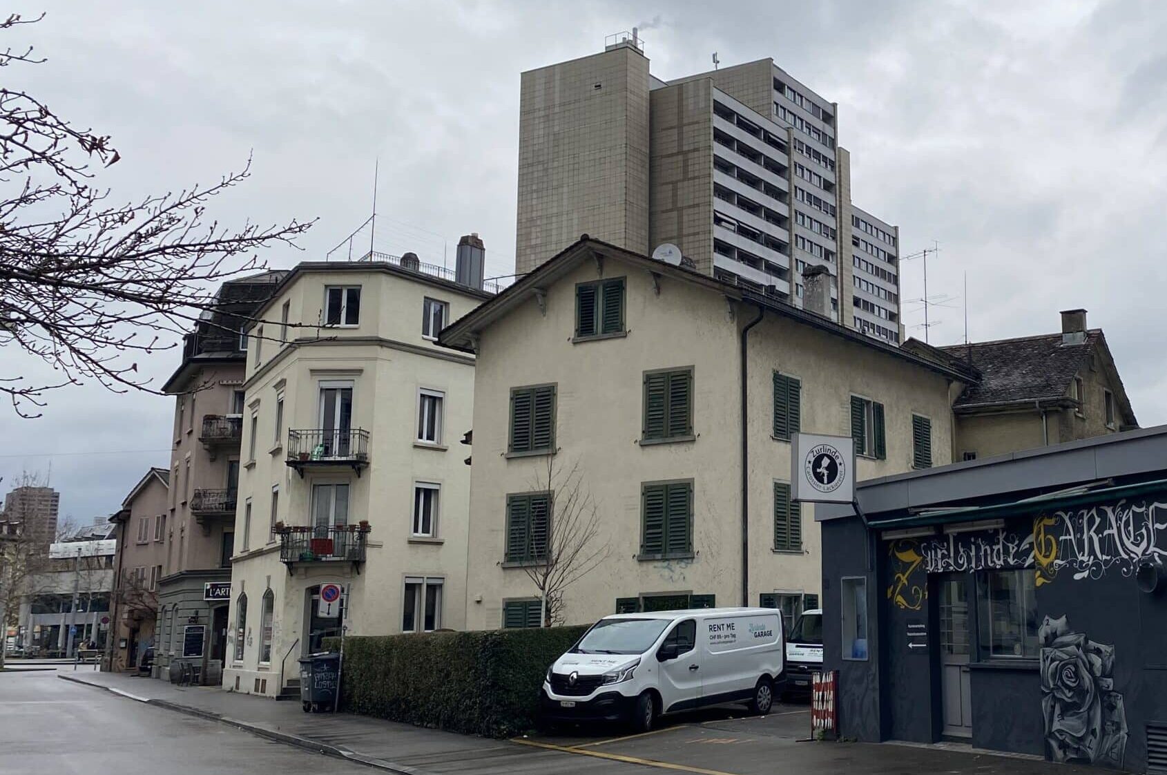 Auf dem Foto sieht man das Gebäudeensemble, das abgerissen und neu gebaut wird. Im Hintergrund das Lochergut, im Vordergrund das Haus der Stradt Zürich, das stehen bleibt.
