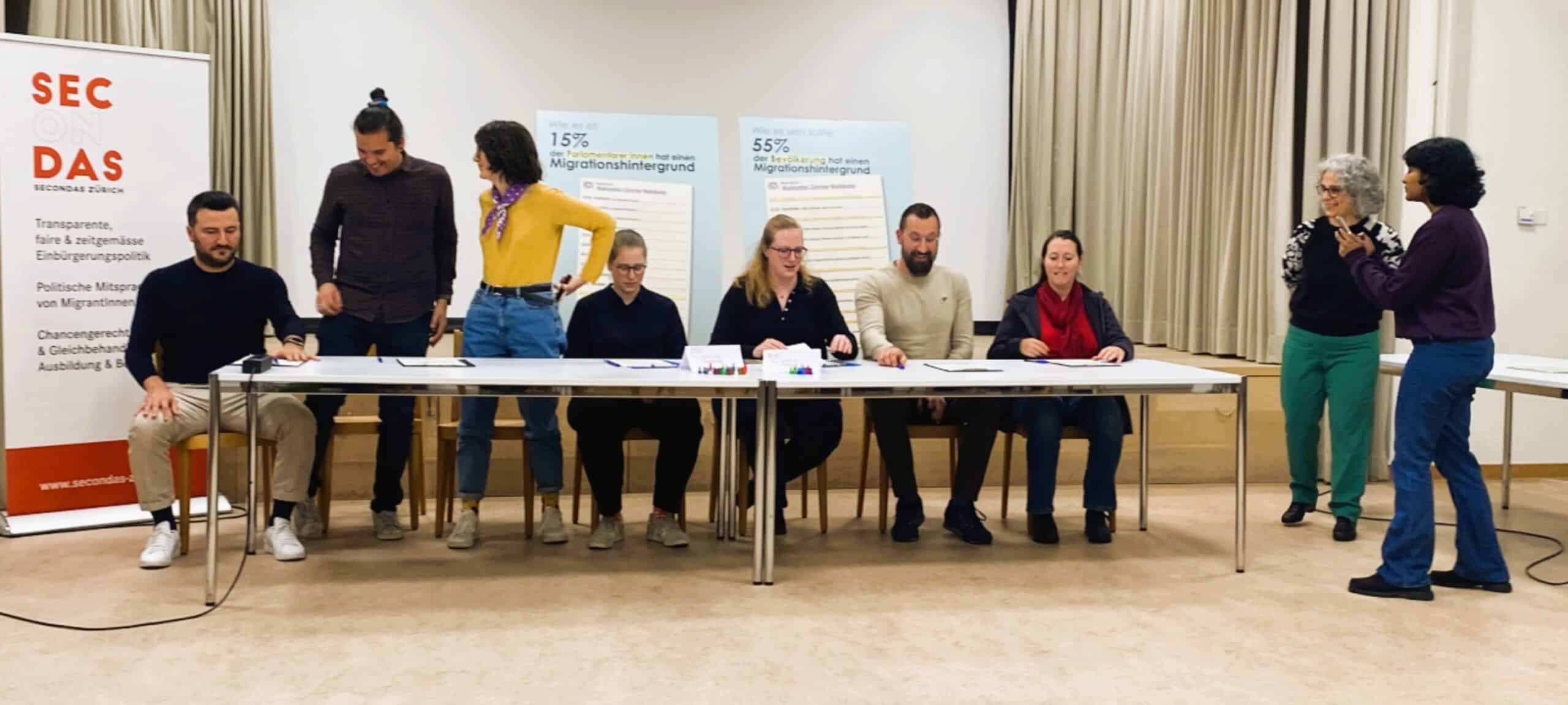 Auf dem Bild sieht man Politikerinnen und Politiker aus Zürich, die die Absichtserklärung "Mehr Menschen mit Migrationshintergrund in der Politik" unterschreiben.