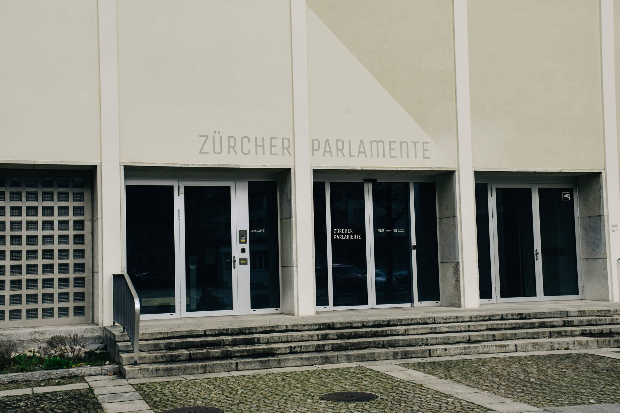Der Eingang des temporären Rathaus Hard in der umgebauten Bullingerkirche.