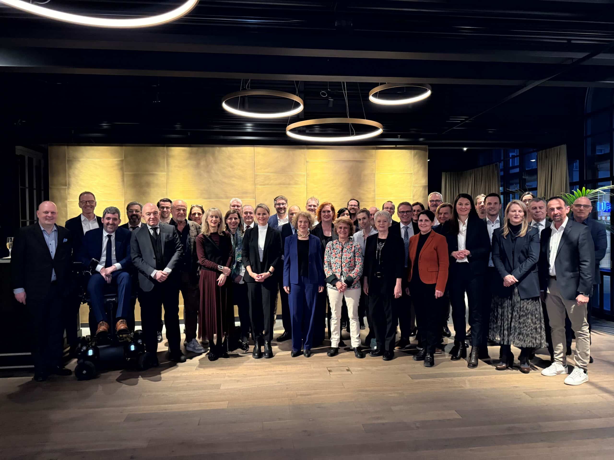 Die Zürcher Mitglieder des Bundesparlaments posieren gemeinsam auf einem Gruppenbild mit den Vertreterinnen und Vertretern des Regierungsrats sowie der Stadträte von Winterthur und Zürich.