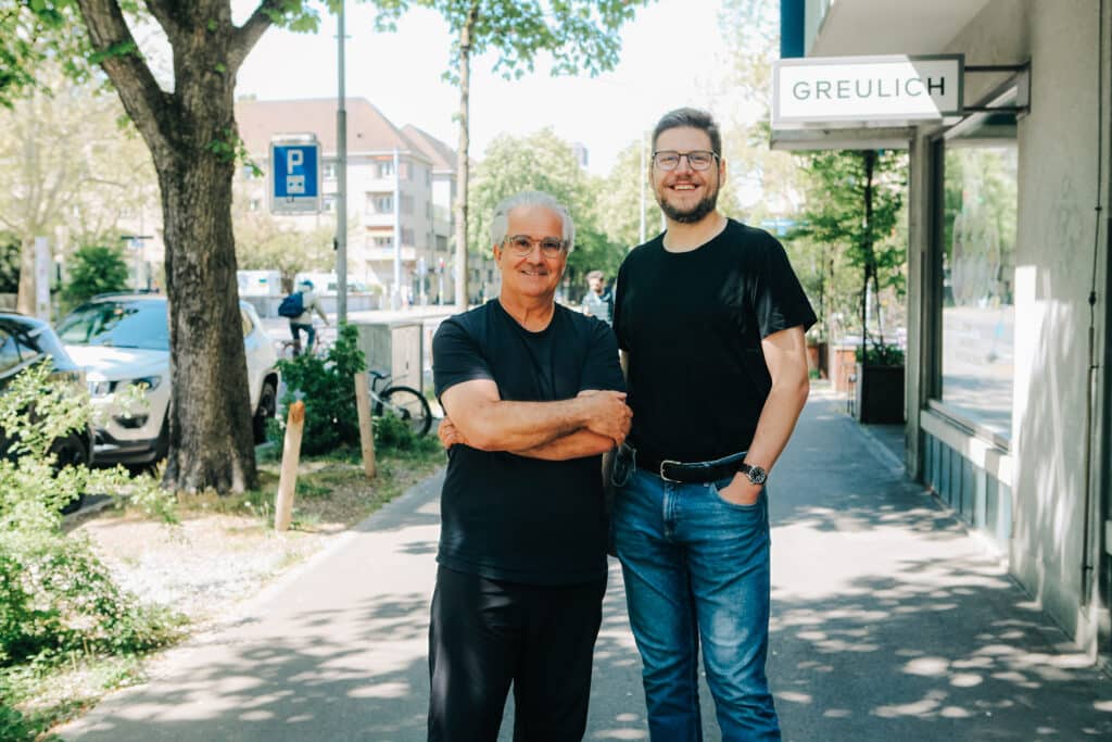 Pascal Turin und Lorenz Steinmann posieren für das Foto an der Stauffacherstrasse in Zürich.