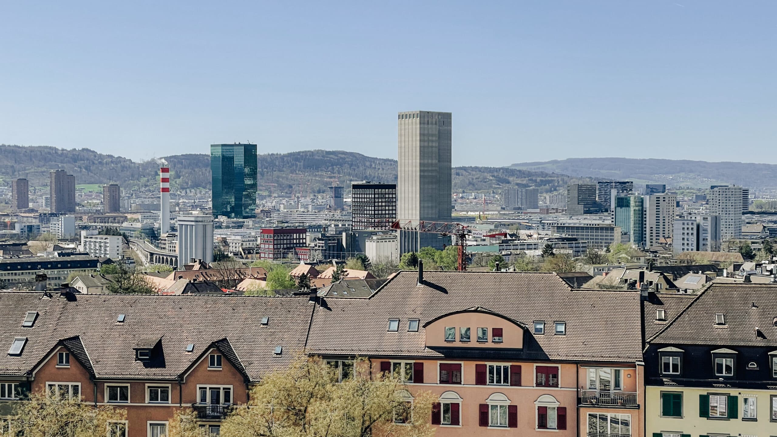 Blick über die Stadt Zürich vom Kreis 6 aus Richtung Zürich West mit dem Prime Tower und dem Swissmill-Silo.