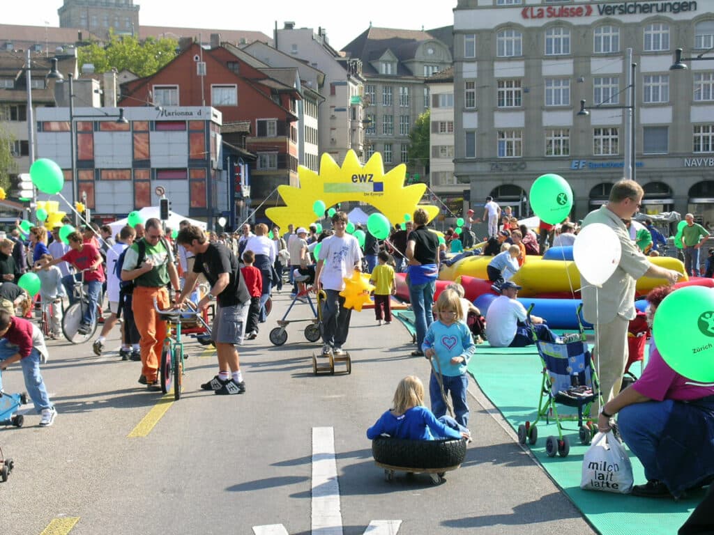 Auf dem Foto sieht man die autofreie Uraniabrücke im Jahr 2003 mit spielenden Menschen.