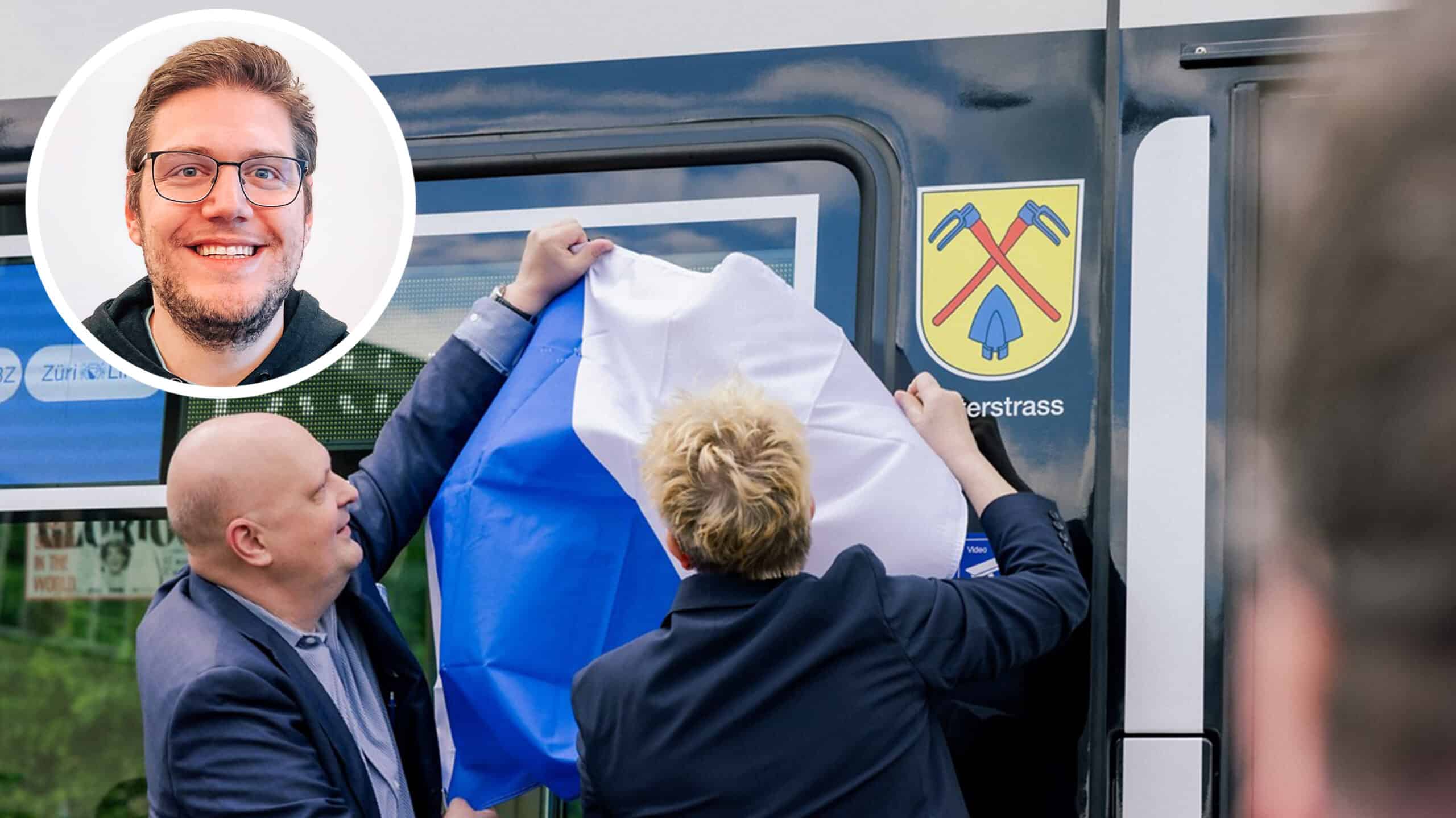 Stadtrat Michael Baumer enthüllt das Quartierwappen Unterstrass auf dem Flexity-Tram. Im Vordergrund ist ein Porträt-Foto von Pascal Turin platziert.