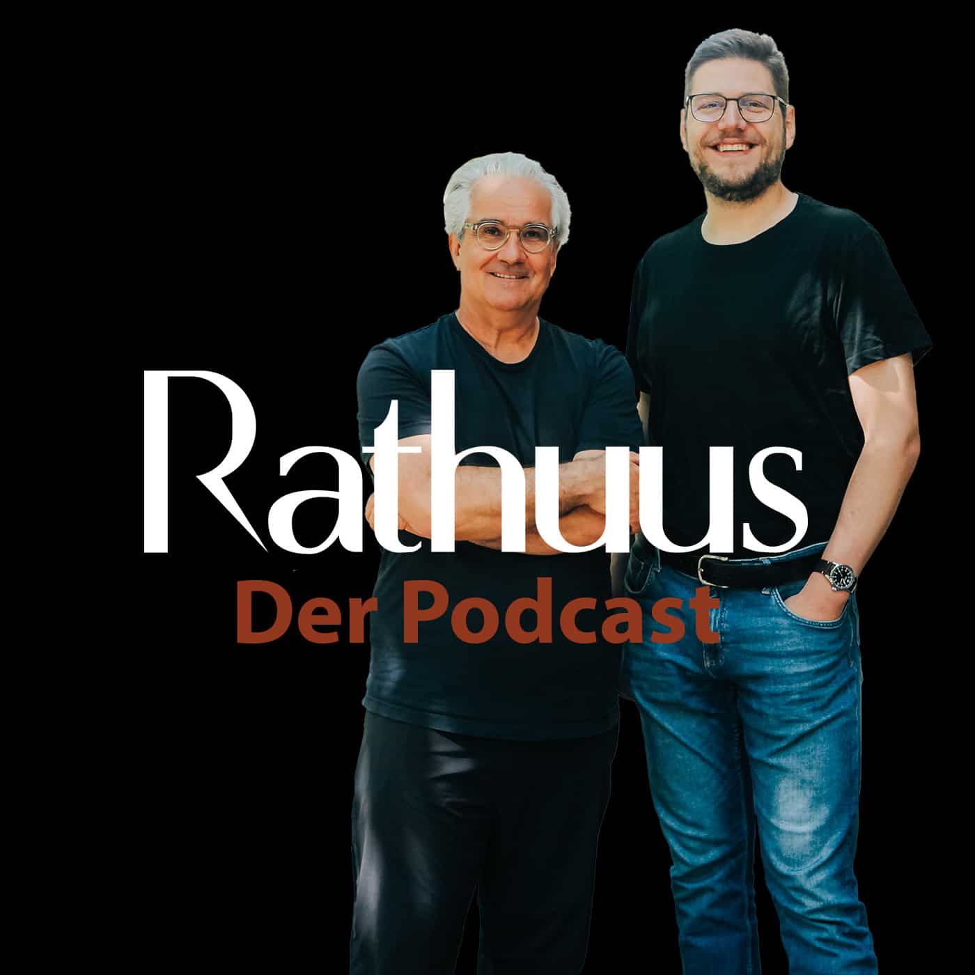 Lorenz Steinmann und Pascal Turin posieren ausgeschnitten auf schwarzem Hintergrund. Im Vordergrund ist das Rathuus-Logo sowie der Schriftzug "Der Podcast" platziert.