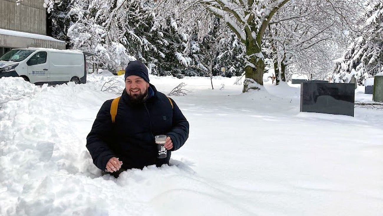Auf dem Bild sieht man GLP-Gemeinderat Sven Soberheim hüfttief im Schnee.