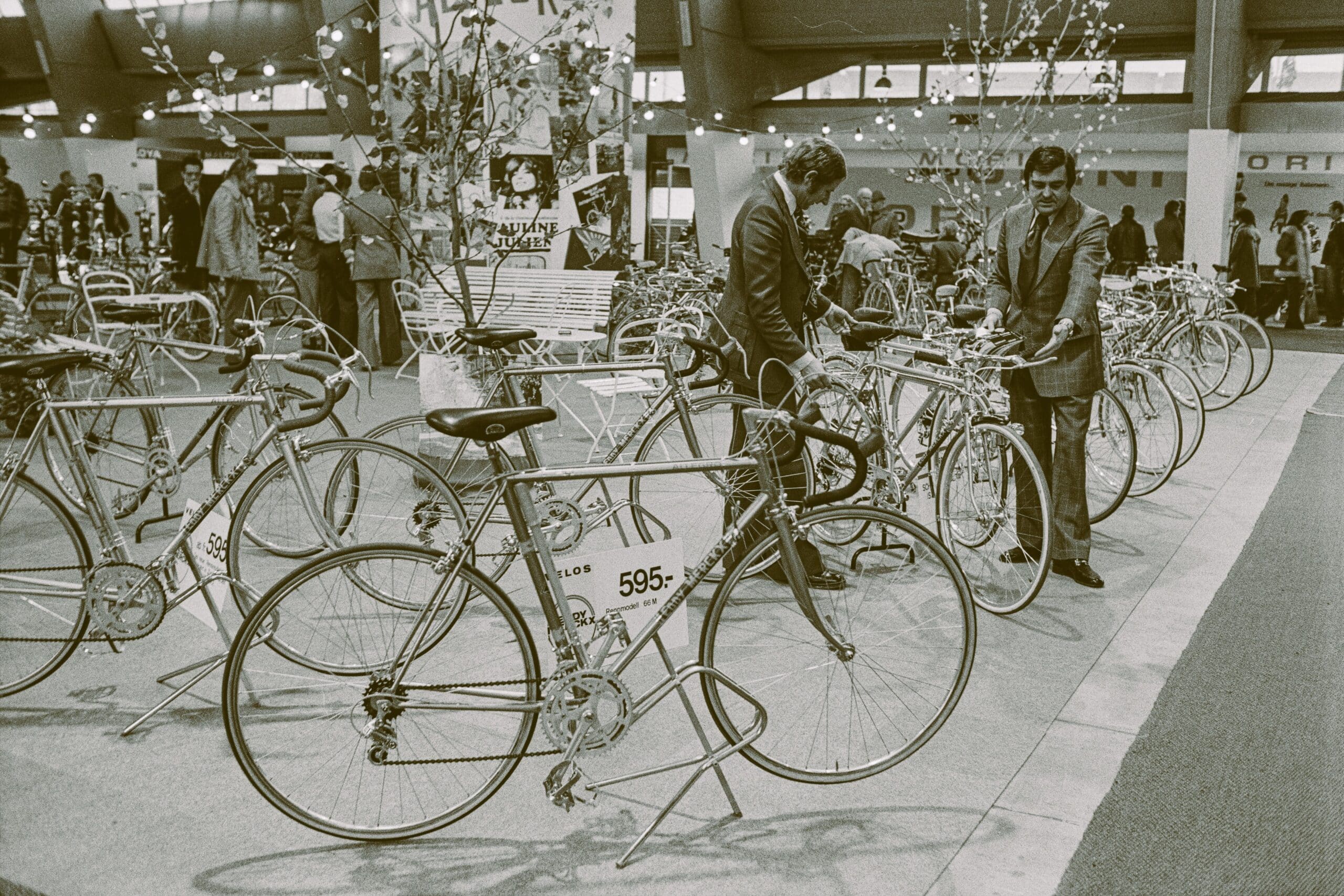 Auf dem Foto sieht man eine Veloausstellung in den Züspa-Hallen in Oerlikon 1977.