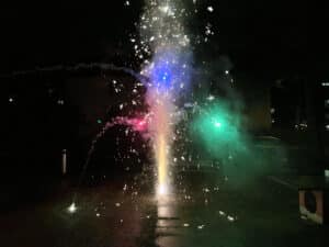 Ein Feuerwerks-Vulkan, auch Vulkanfontäne genannt, der am Boden gezündet wurde und eine Fontäne aus Funken sowie Lichtern sprüht.