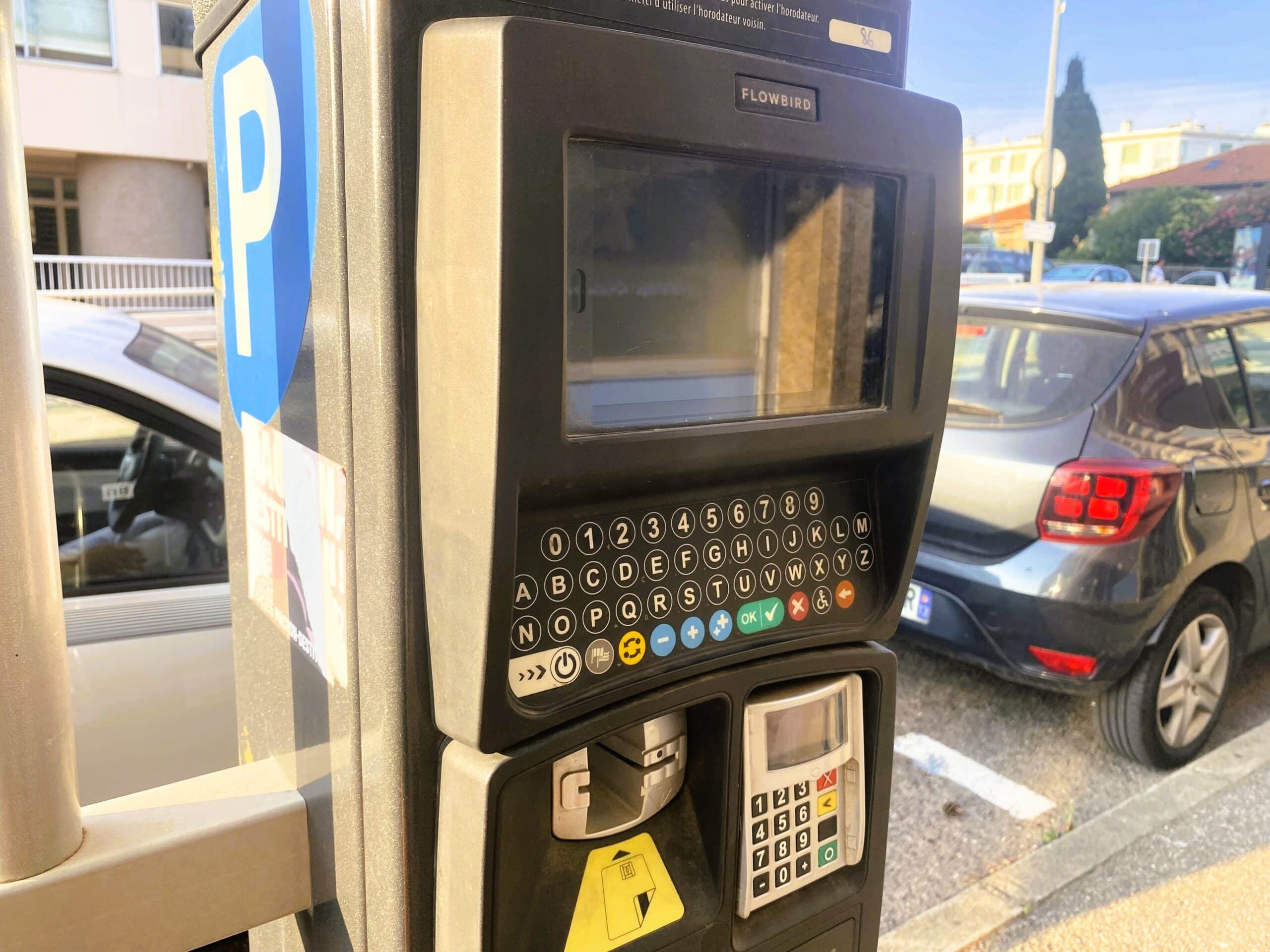 Eine Parkuhr in Frankreich, wo man für ein Ticket das Autokennzeichen eingeben muss.