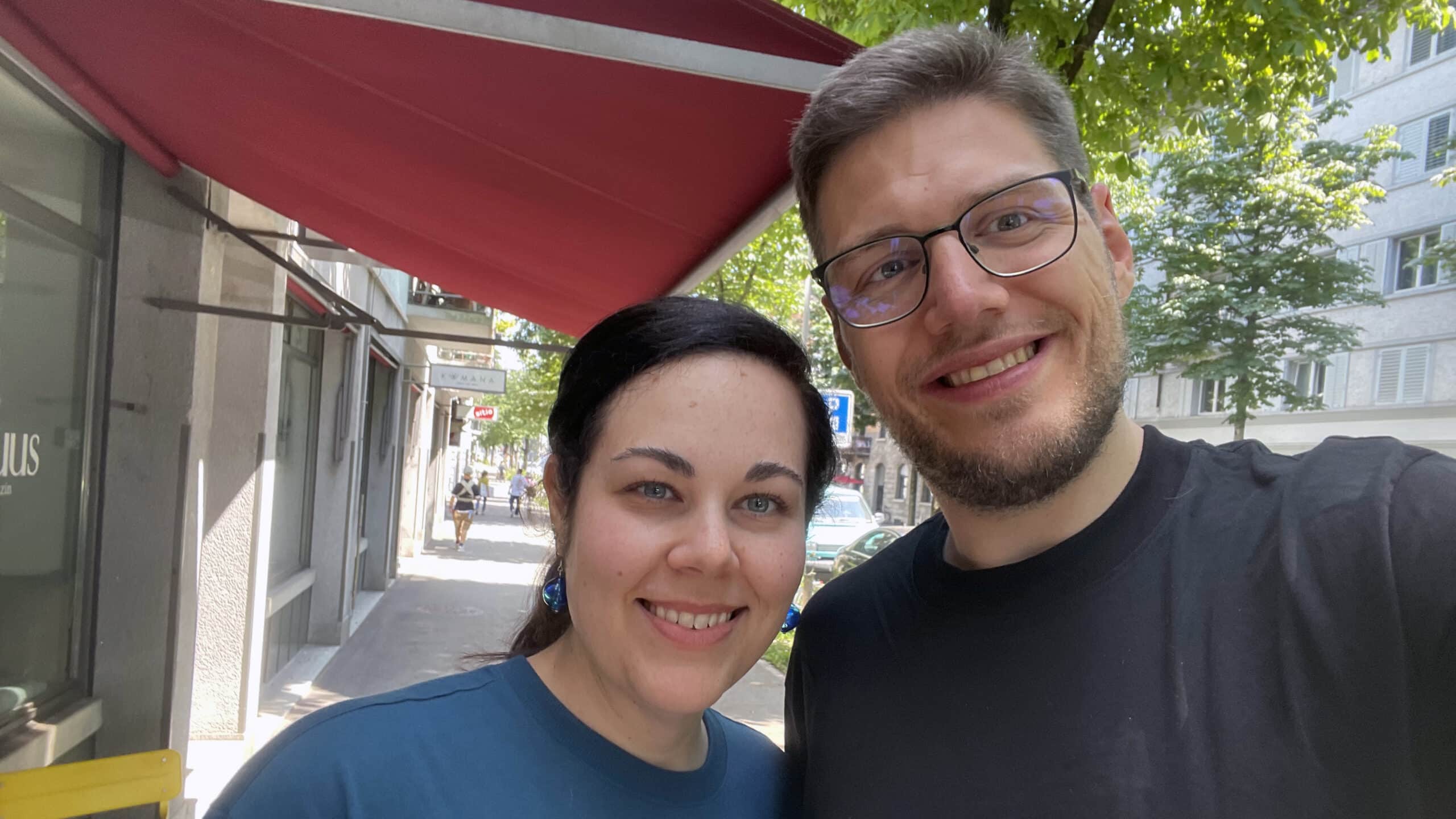 Stephanie Turin und Pascal Turin posieren für ein Selfie an der Stauffacherstrasse in Zürich.