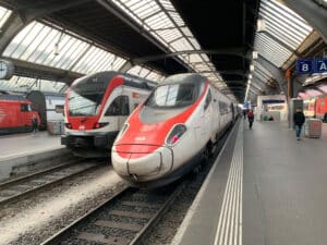 Ein Feuerwerks-Vulkan, auch Vulkanfontäne genannt, der am Boden gezündet wurde und eine Fontäne aus Funken sowie Lichtern sprüht.