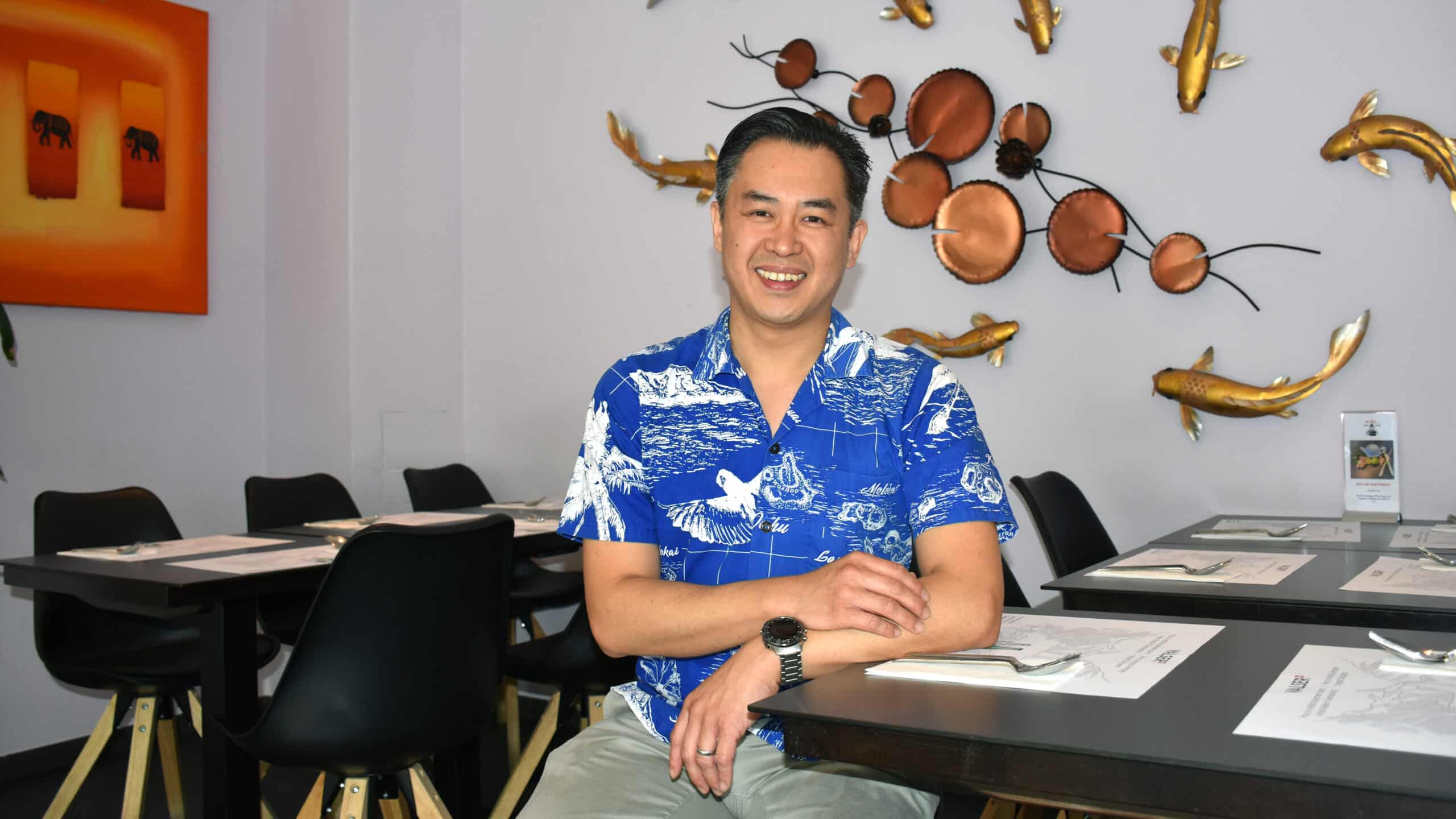 Yiea Wey Te sitzt im Restaurant Ah-Hua an einem Tisch.