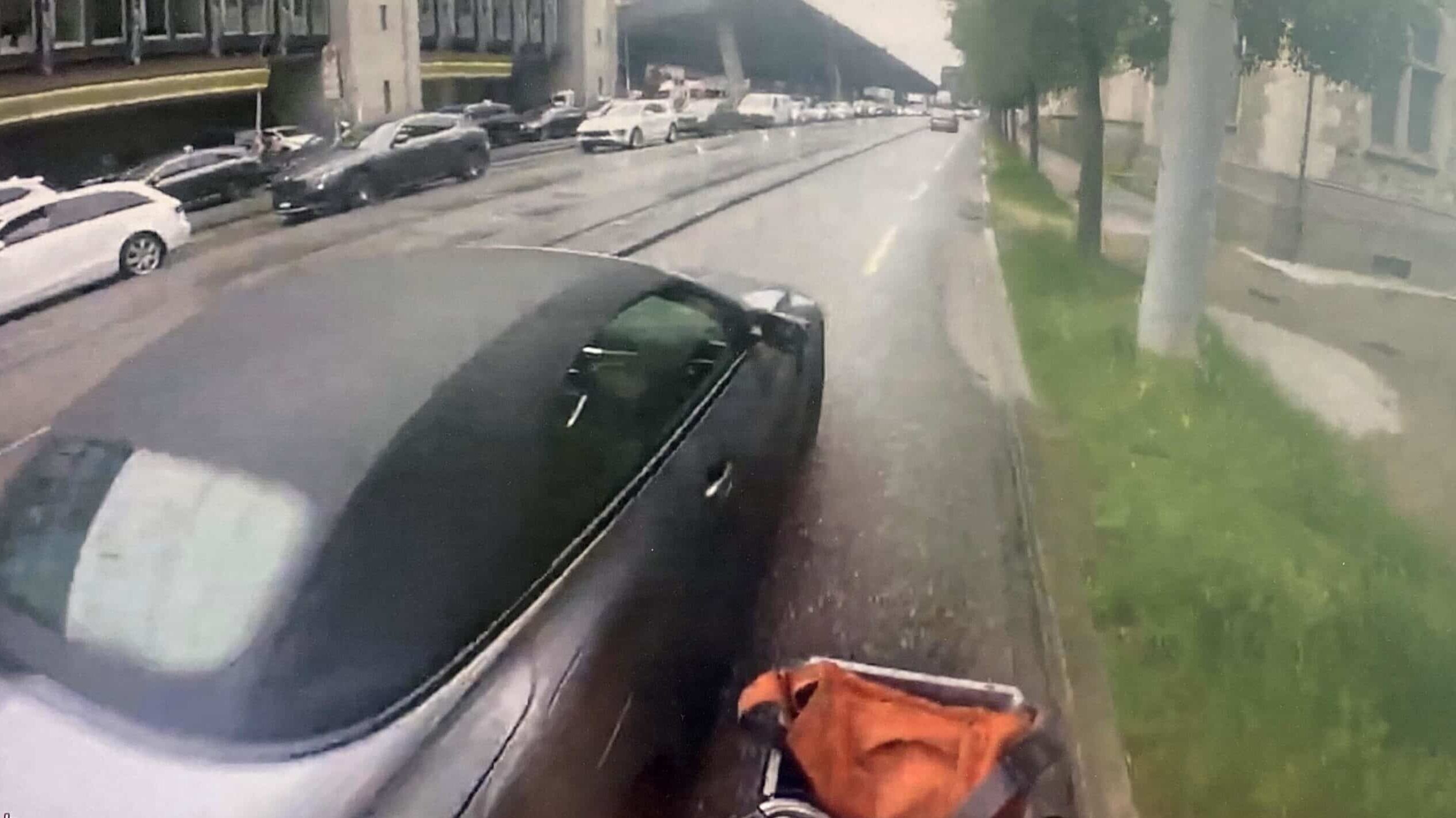 Das Bild zeigt eine Situation, wo ein Automobilist einem Velofahrer auf der Velospur gefährlich nahe kommt.