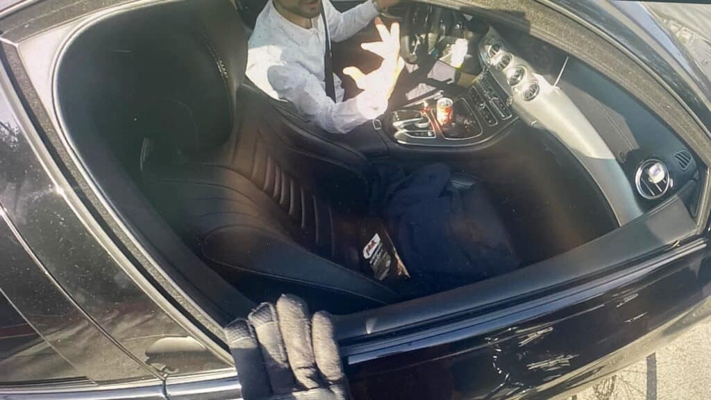 Das Bild zeigt eine Auseinandersetzung zwischen einem Automobilisten und einem Velofahrer. Der Autofahrer war durch sein Handy abgelenkt und sah den Velofahrer nicht.