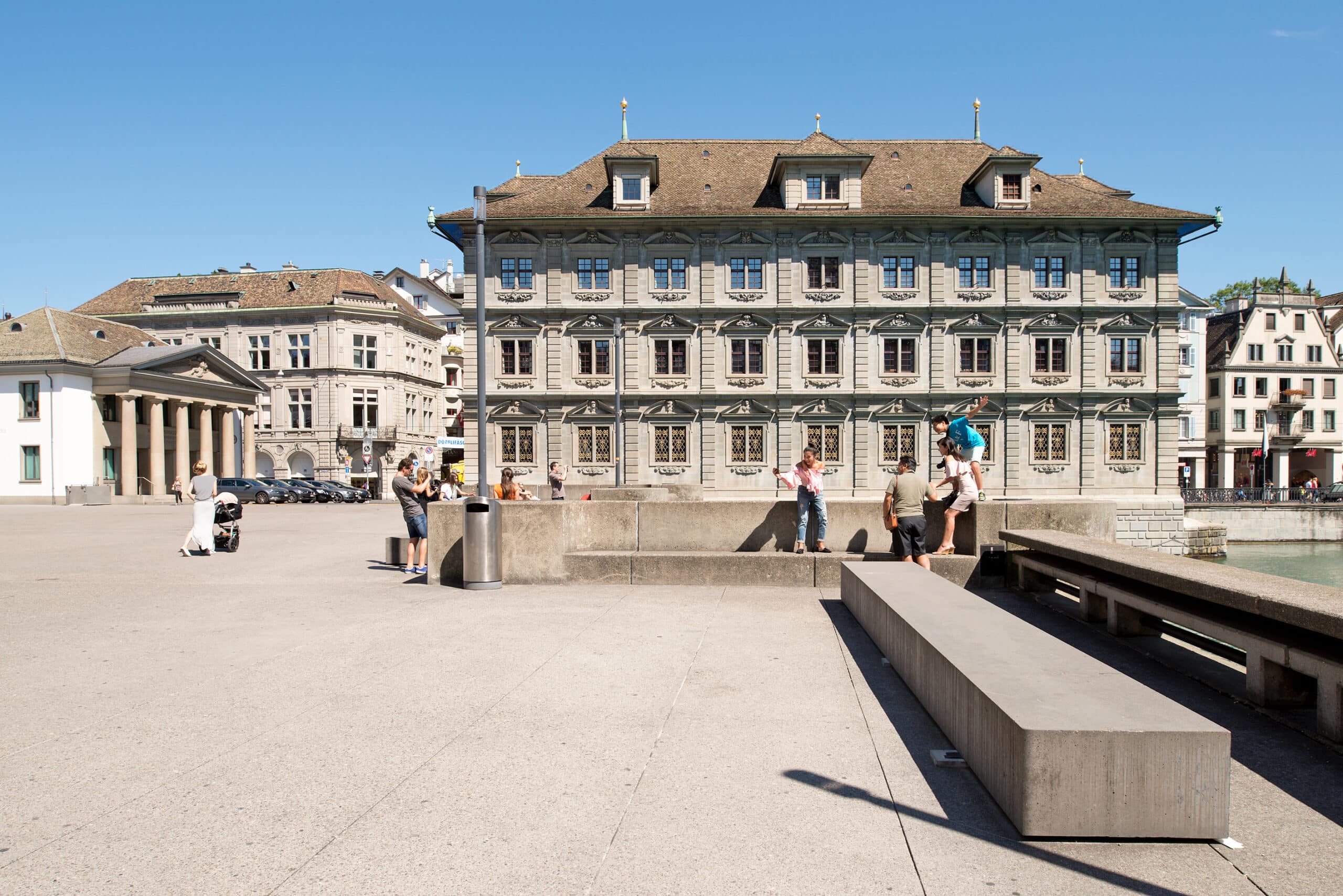 Auf der Rathausbrücke posieren Touristen für Fotos. Im Hintergrund ragt das Rathaus vor der Altstadtkulisse empor.