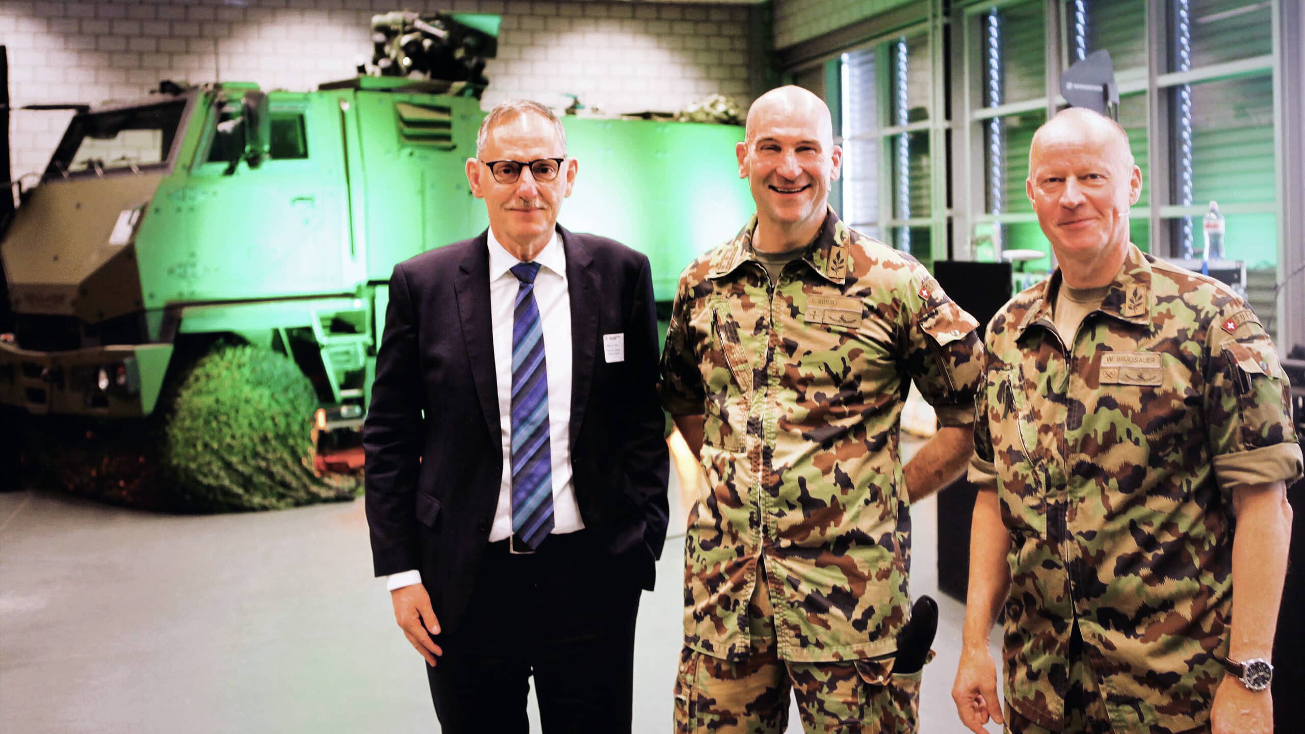 Auf dem Bild posieren für Rathuus Regierungsrat Mario Fehr (parteilos), Armeechef Thomas Süssli und Divisionär Willy Brülisauer.