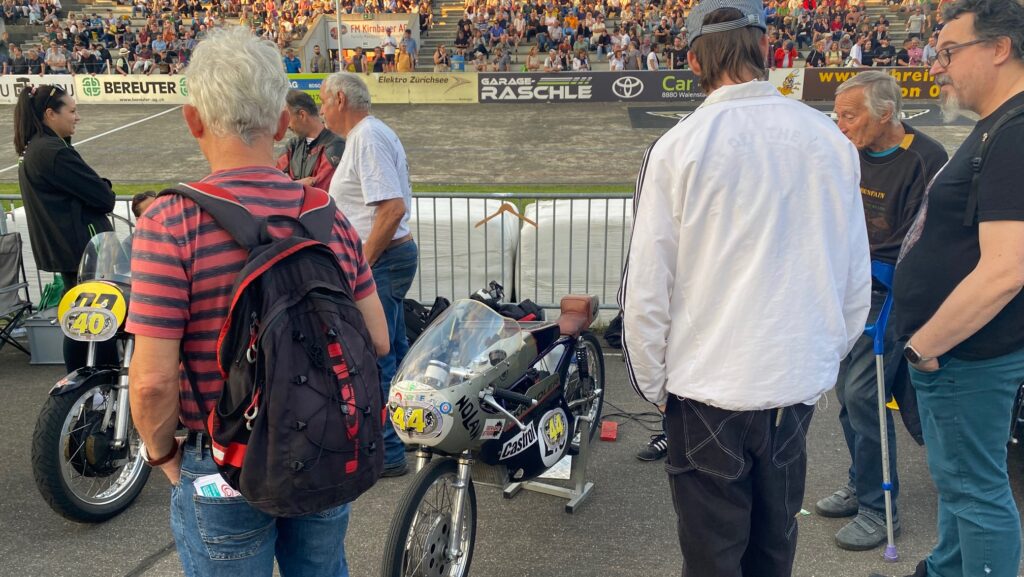 Auf dem Bild zu sehen ist ein Renntöff in der offenen Rennbahn mit lediglich 50 Kubikzentimetern Motoren-Hubraum.
