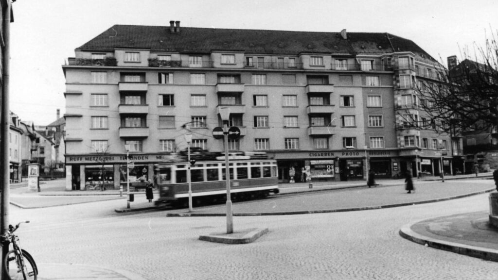 Auf dem Bild ist der Hegibachplatz in einer Aufnahme von 1939 zu sehen.