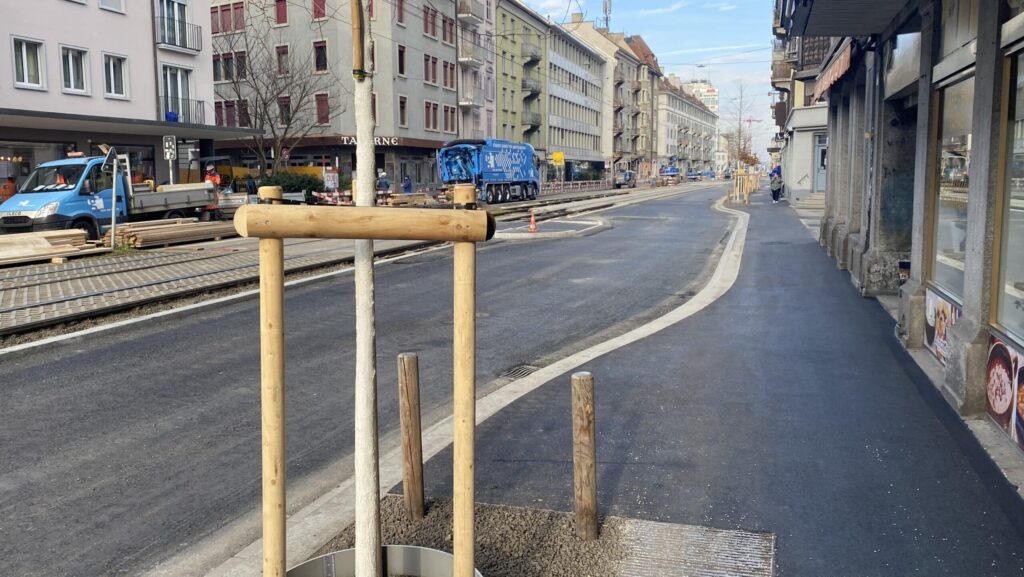 Das Bild zeigt die Badenerstrasse während der Bauzeit vom Mai 2024 bis Juni 2025.