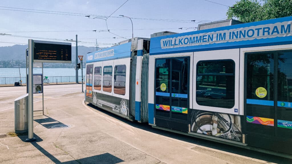 Auf dem Bild ist das "Inno-Tram" der VBZ zu sehen. 