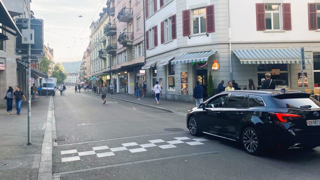 Das Bild zeigt eine Alltagssituation an der Langstrasse. Das Fahrverbot für Atos und Motorräder wird laufend übertreten.
