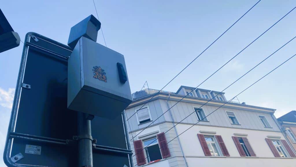 Das Bild zeigt den unscheinbaren Blitzer an der Langstrasse.