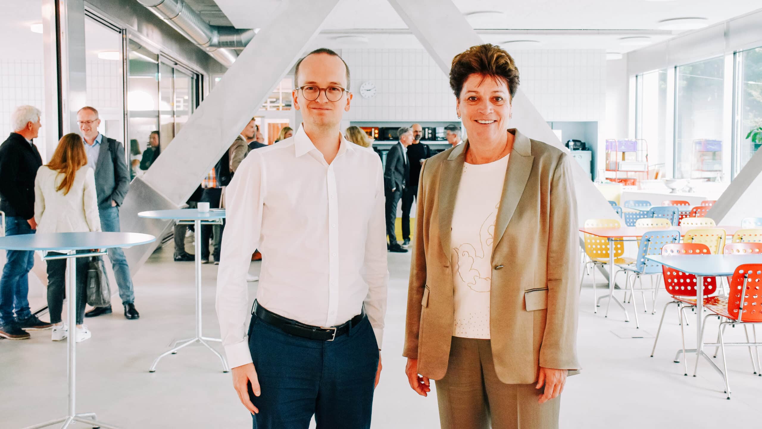 Regierungsrat Martin Neukom, mit Brille und weissem Hemd, steht neben Regierungsrätin Silvia Steiner mit Jackett und passender Business-Hose.