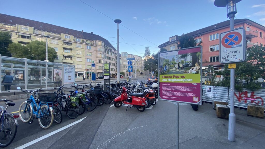 Auf dem Bild zu sehen ist jener Teil des Hegibachplatzes, der als "unsorgfältig" möbliert kritisiert wurde.