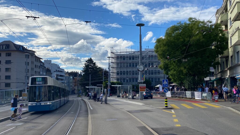 Auf dem Bild sieht man den Hegibachplatz mit rechts beim Mini-Spickel, wo das "Hegi Fäscht" stattfand,