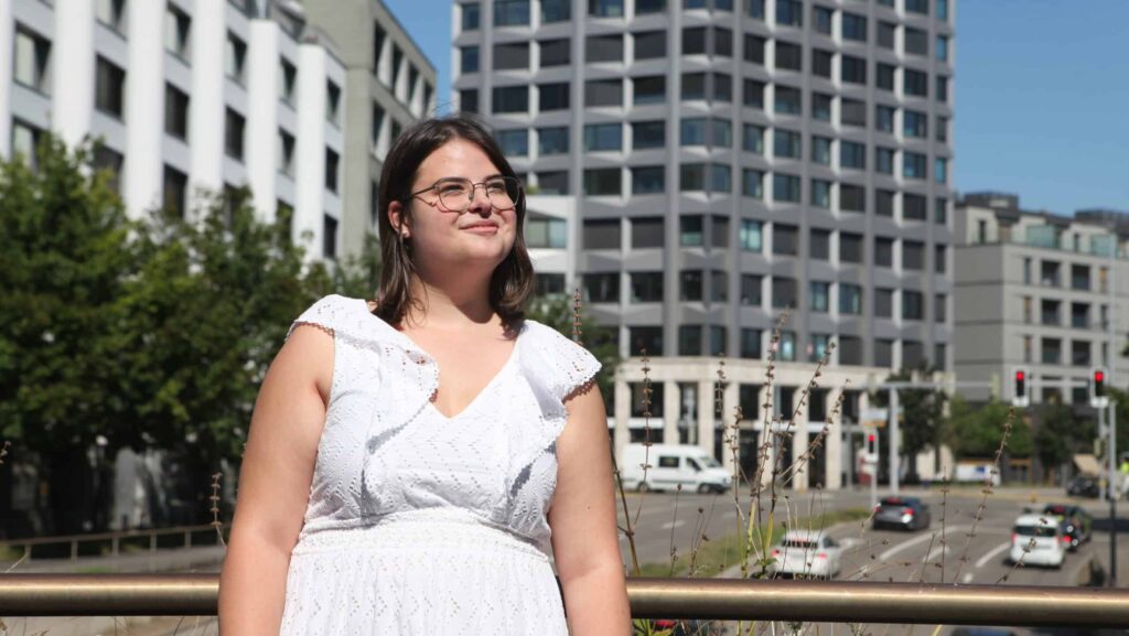 Auf dem Bild ist Lea Sonderegger zu sehen, im Hintergrund das fast schon mondäne Quartier Silbern in Dietikon.