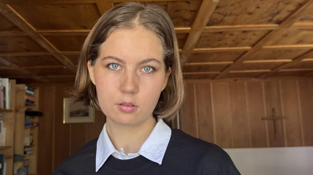 Auf dem Bild ist Lara Alina Hofer zu sehen, die Kolumnistin von "Poesie und Politik" auf Rathuus.