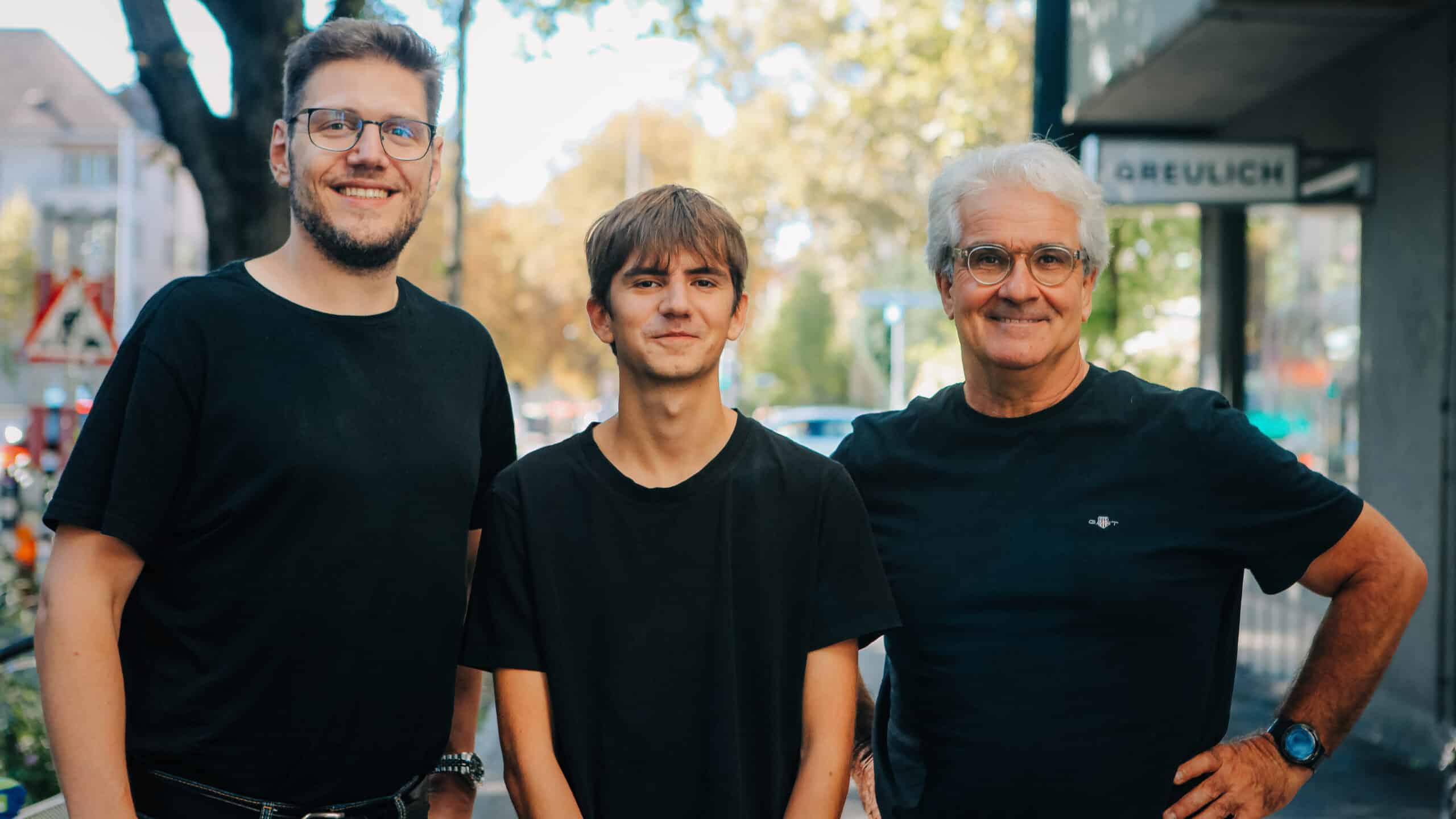 Pascal Turin, Damjan Bardak und Lorenz Steinmann posieren für das Podcast-Episodenbild. Alle tragen schwarze T-Shirts, was aber nicht abgesprochen war – ehrlich.