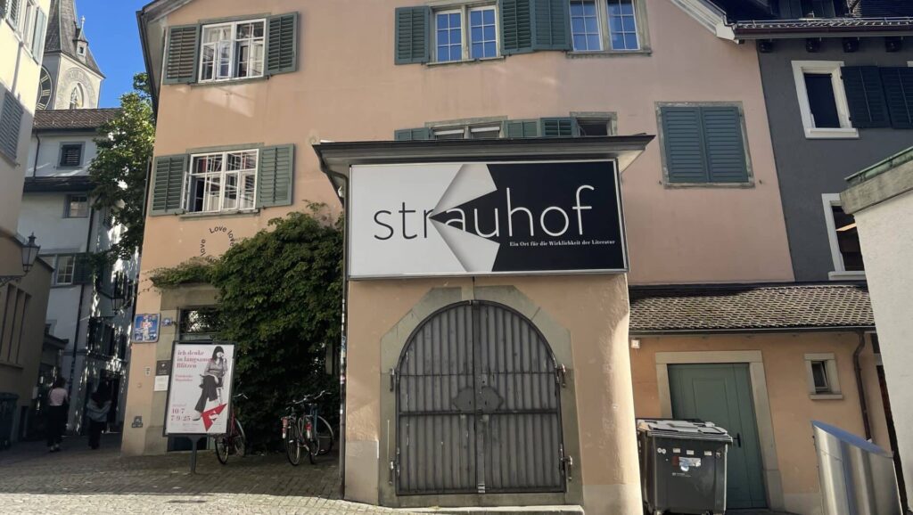 Zu sehen ist auf dem Bild das Strauhof-Museum in Zürich von aussen.
