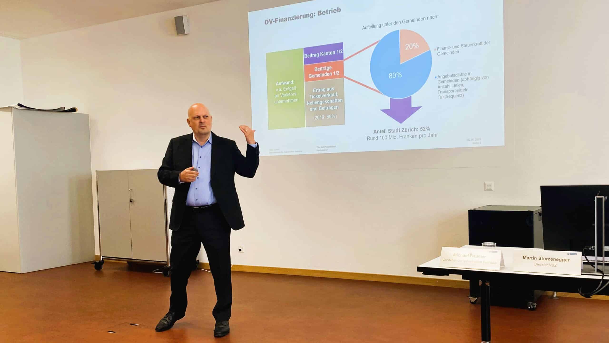 Auf dem Bild zu sehen Stadtrat Michael Baumer, wie er die neusten VBZ-Projekte vorstellt.