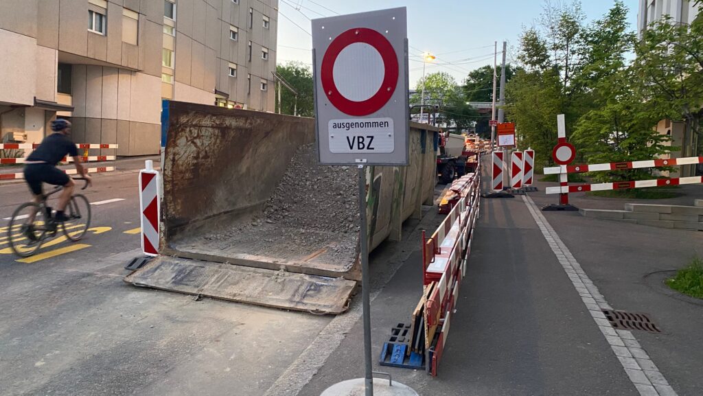 Das Bild zeigt die Baustelle an der Rötelstrasse. Velosignalisationen für Velofahrende fehlen.