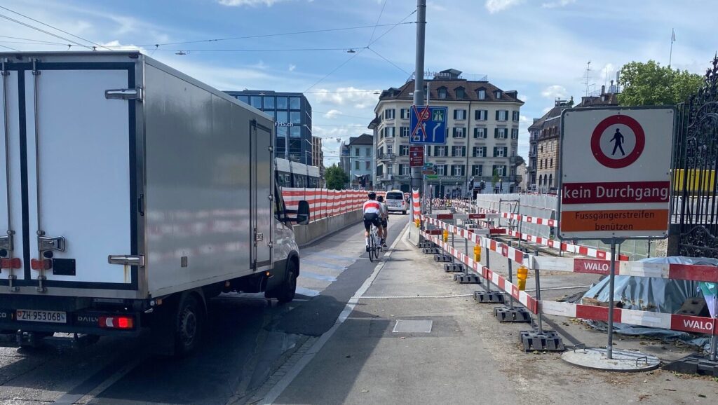 Das Bild zeigt die Baustelle bei der Sihlbrücke beim HB mit gefährlichen Situationen für Velofahrende.