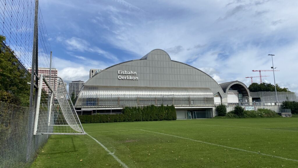 Auf dem Bild zu sehen das Eisstadion Neudorf in Oerlikon.