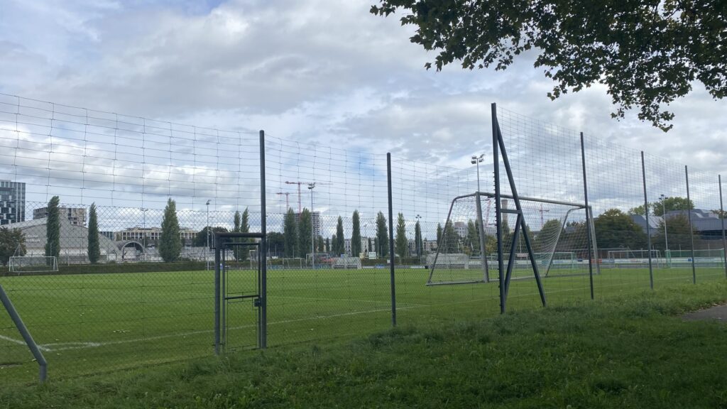 Das Bild zeigt den Ort in Oerlikon, wo das neue Sportcenter hingebaut würde.