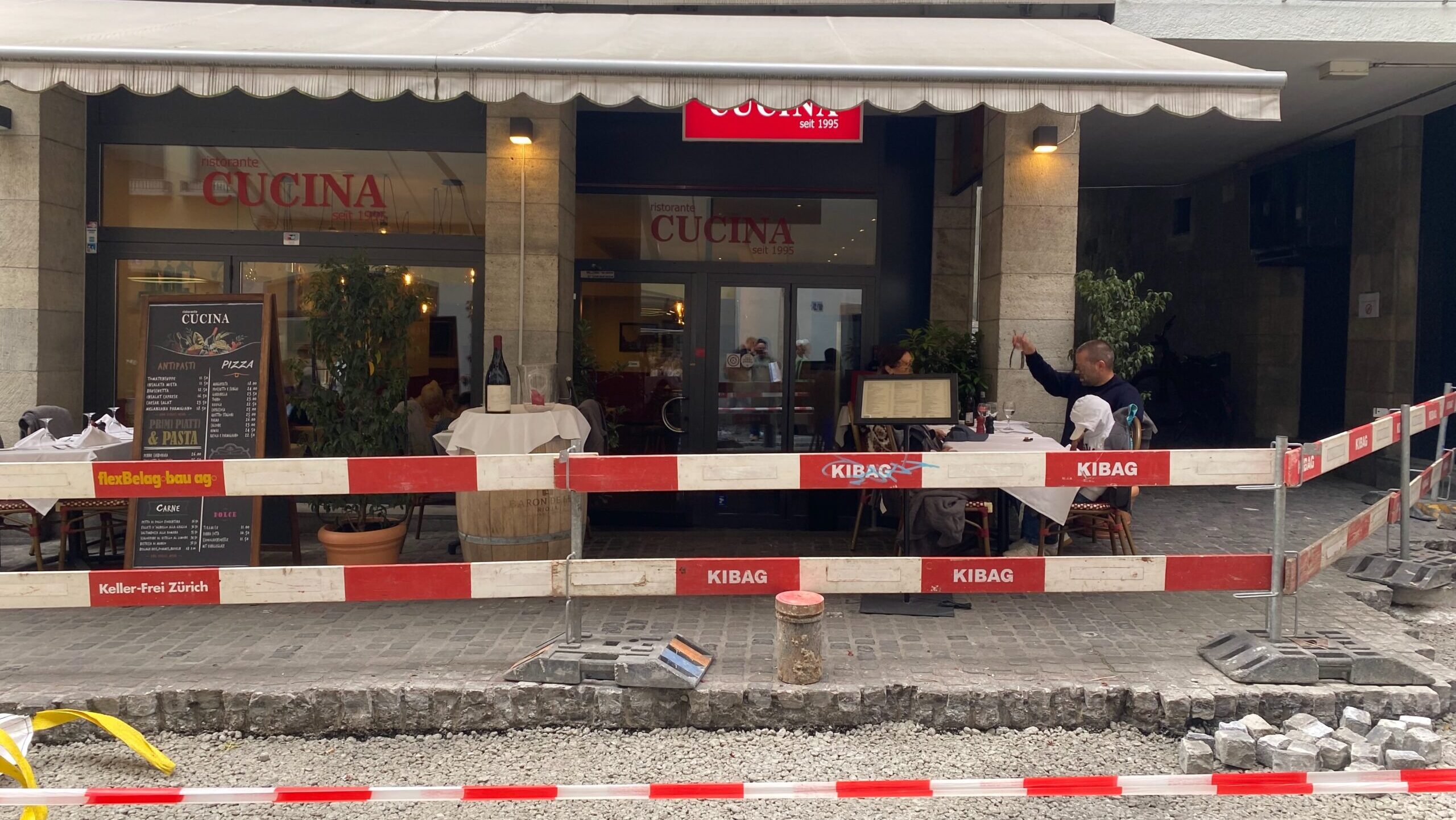 Auf dem Foto sieht man die störende Baustelle vor einem Restaurant.