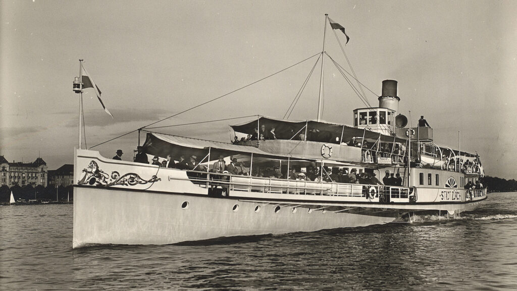 Das Dampfschiff Stadt Zürich fährt im Zürcher Seebecken vermutlich Richtung Anlegestelle am Bürkliplatz. Das Foto ist schwarz-weiss.