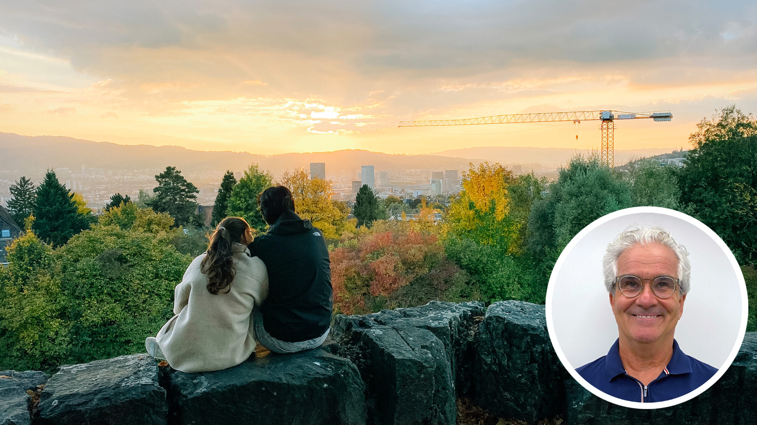Zürich bei Sonnenuntergang: Ein verliebtes Pärchen sitzt kuschelnd auf Steinen und blickt Richtung Zürich West, das vom magisch wirkenden orange-gelben Sonnenlicht umrahmt wird. Auf dem Bild ist im Vordergrund das Porträtfoto von Lorenz Steinmann platziert.