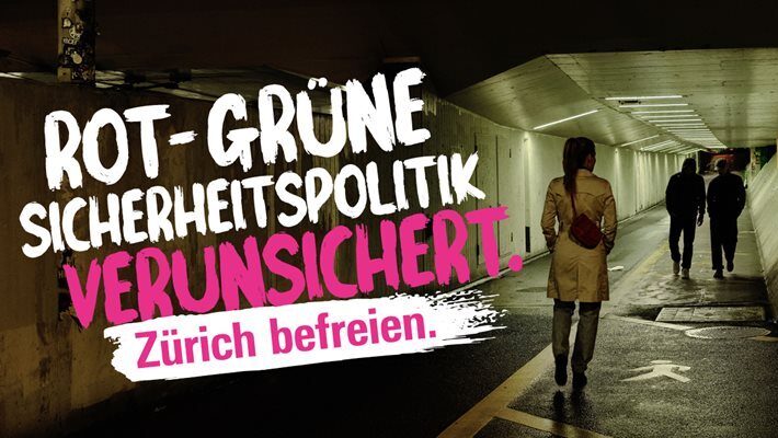 Auf dem Bild ein Plakat der Bürgerlichen über Zürich. Es zeigt die Unterführung an der Langstrasse und den Slogan "Rot-grüne Sicherheitspolitik verunsichert. Zürich befreien."
