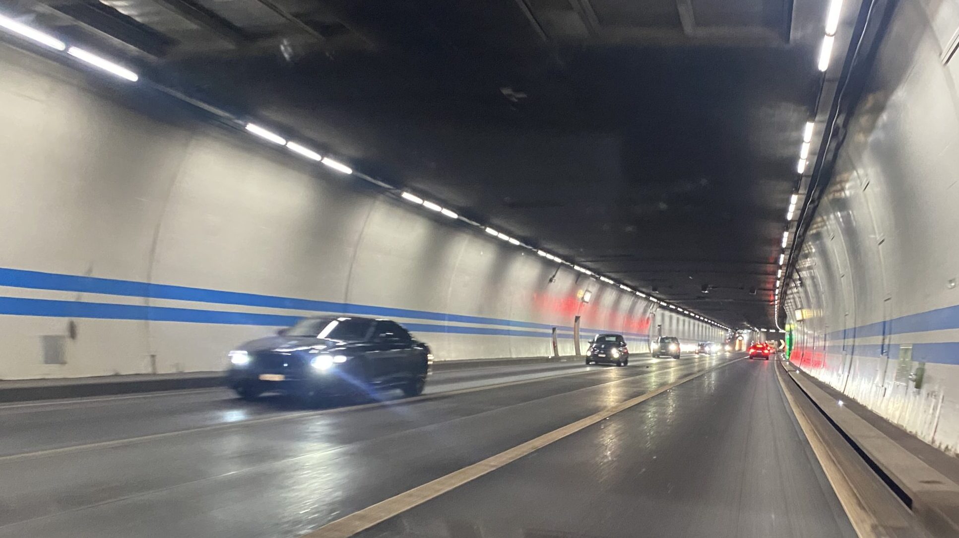 Auf dem Bild sieht man den Milchbucktunnel in der Stadt Zürich mit dem ungenutzten Mittelstreifen.